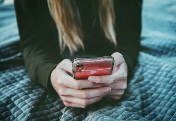 英法考慮效法澳洲禁兒少用社群媒體　專家對成效意見分歧