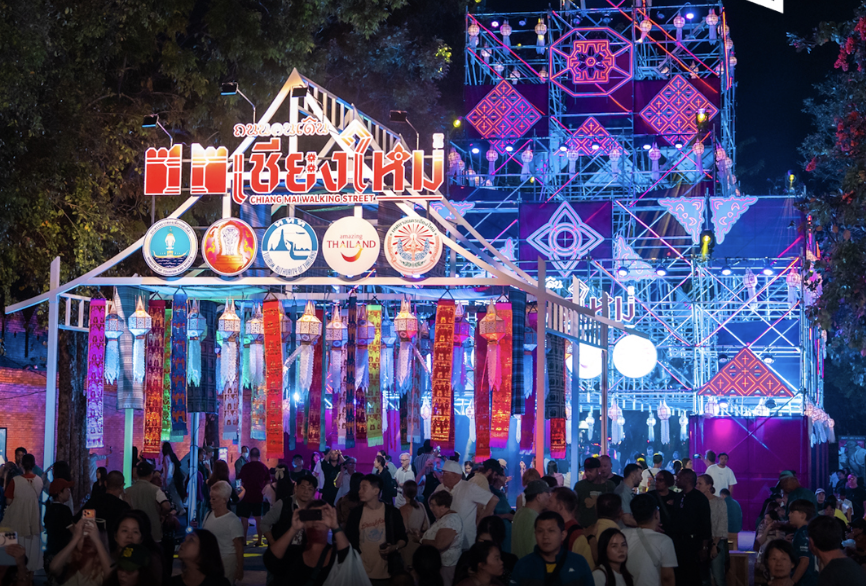 清邁夜市塔佩登場　藝術光影帶動觀光熱潮