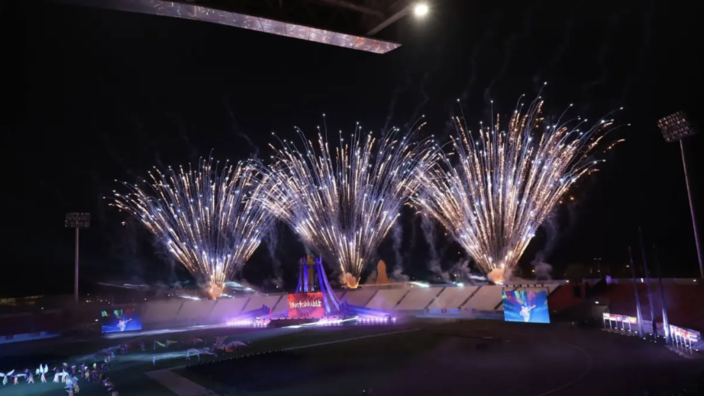 擊劍名將點燃聖火 伊善歌舞啟動帕運　