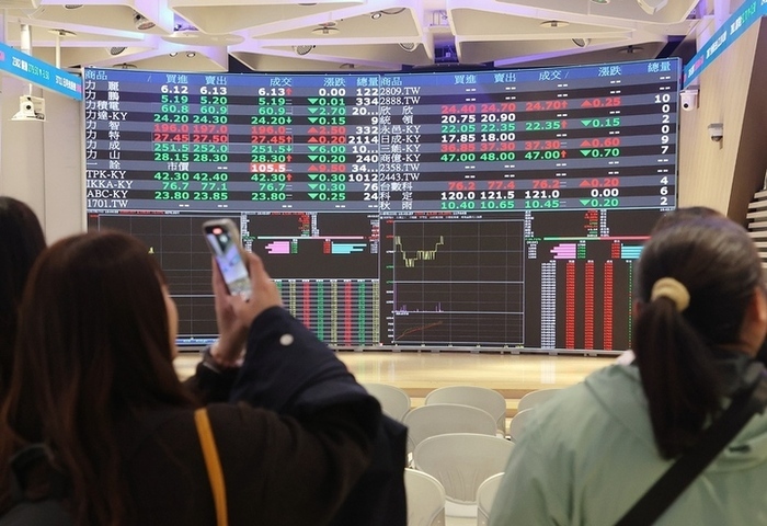 台股盤中首攻32042點　收盤新高31961點週漲552點