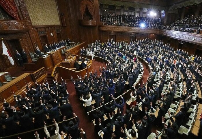 日本眾議院「萬歲三唱」後解散　高市早苗矢志贏回國會
