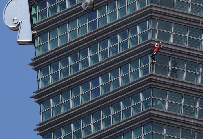 霍諾德攀上101頂端　AIT：讓世界更認識台北