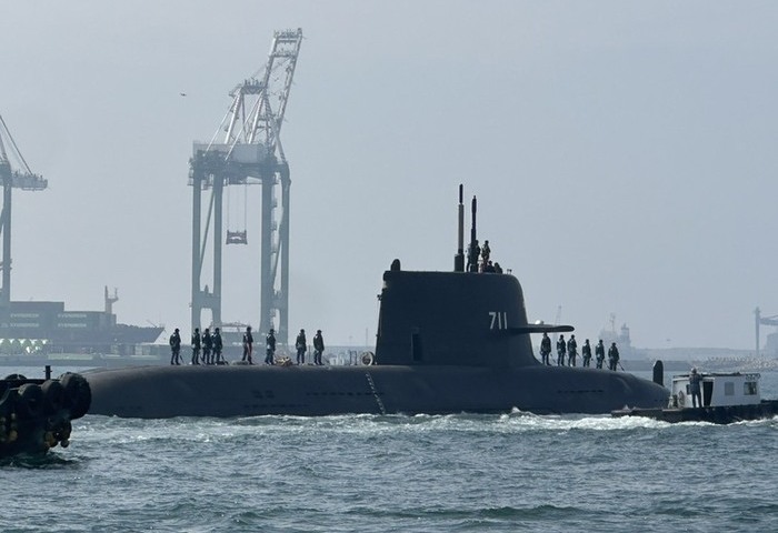 海鯤艦首度潛航測試　軍事迷港邊高喊加油見證歷史【影】