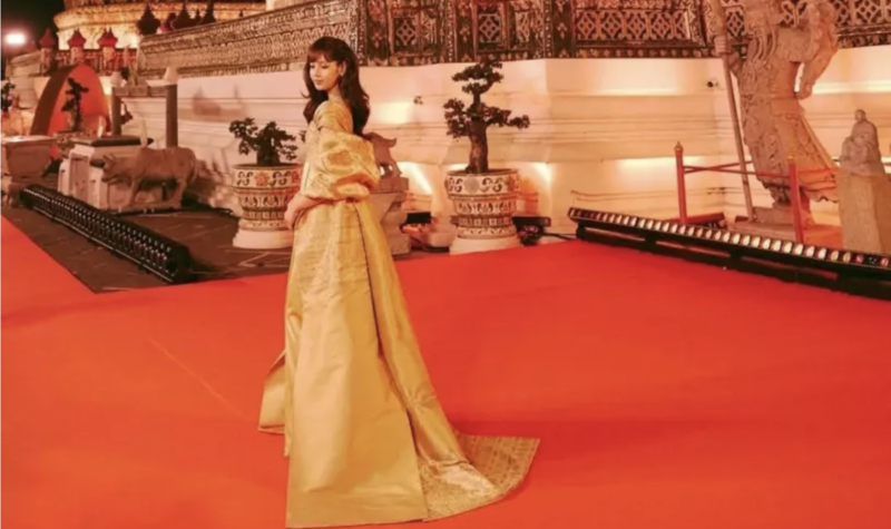 Balmain釋出幕後影片　Lisa金色禮服致敬泰法時尚淵源