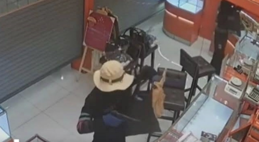 獨闖賣場搶金　警方調監視器追人