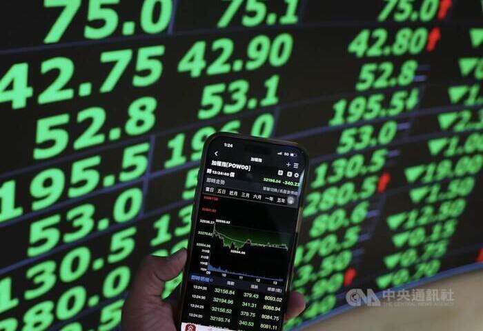 封關前賣壓湧現　台股下跌488點失守32000點關卡