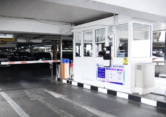 曼谷開放市政廣場停車場　助攻拍那空觀光動線