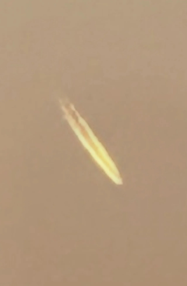 橘色火球引關注　實為飛機凝結雲