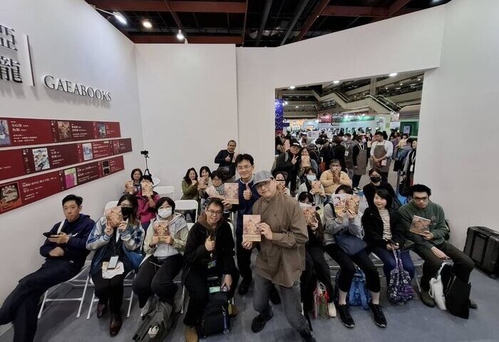 漫畫家簡嘉誠再次攜手檔案局　推原創作品「鏽色山城」