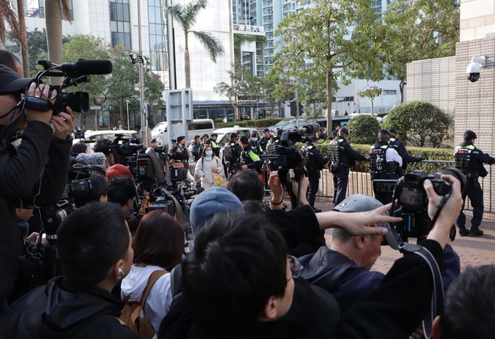 黎智英重判20年　支持者法庭內外高聲呼喊表達不滿