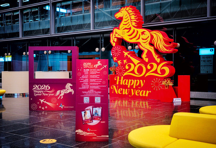 桃機紅金色迎新年　奔馳駿馬打造機場農曆年氛圍