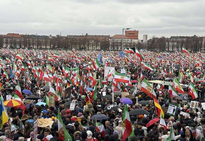 慕尼黑安全會議場邊25萬人示威　巴勒維籲與伊朗人民站在一起