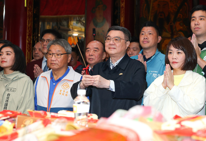 卓榮泰赴忠順廟參拜　盼百工百業再衝一波創經濟高峰