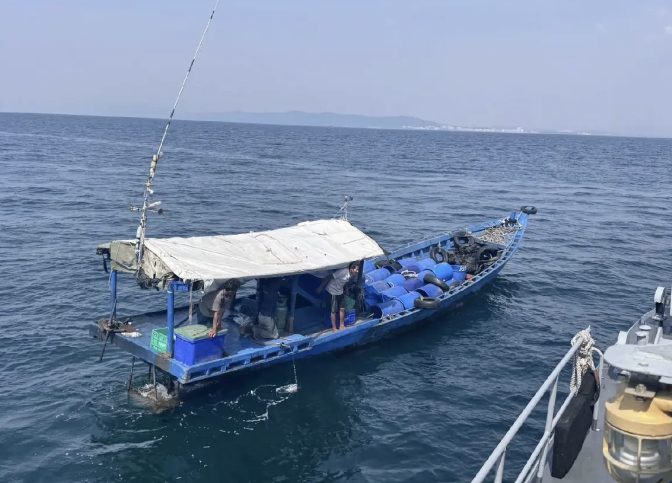 泰國海軍攔截柬埔寨漁船　涉走私海產入境