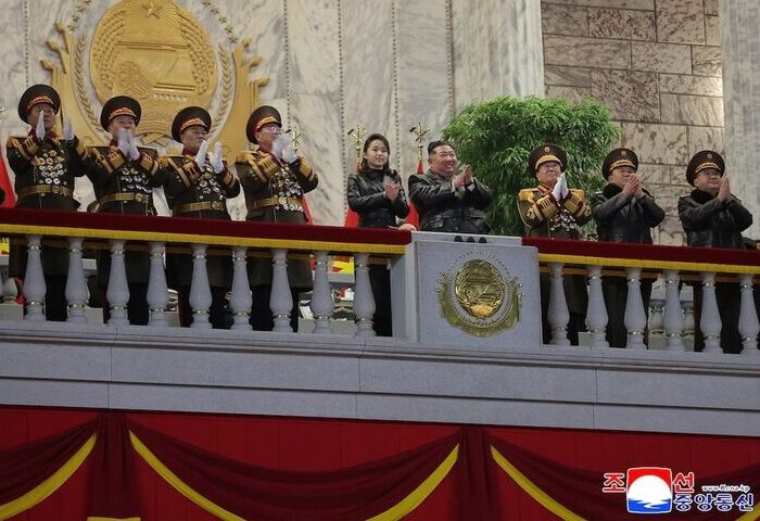 北韓閱兵畫面曝光　金正恩女兒現身引發接班揣測