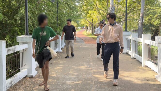 春武里府議員徒步勸導　精神病患送醫治療