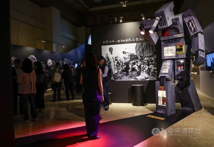 自由花蕊展破10萬人次參觀　李遠：想哭就哭吧