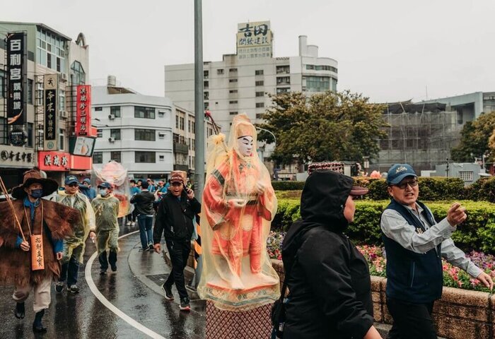 台南丙午年迎春禮　新妝芒神赤腳代表雨水豐沛