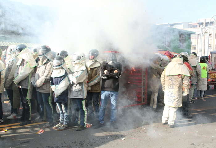 台南鹽水蜂炮啟炮　民眾體驗炸射震撼威力