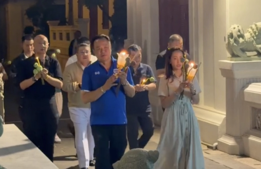 阿努廷伉儷禮佛　民眾合影致意