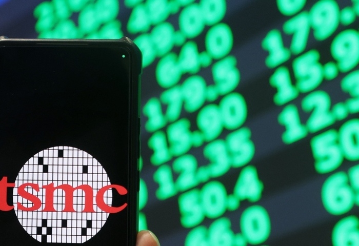 台股爆量重挫1494點　台積電下跌70元收1865元