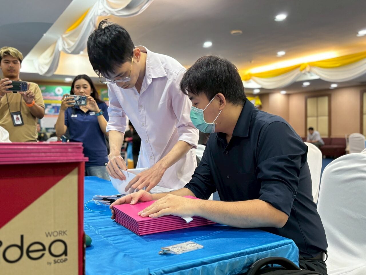 人民黨代表赴選委會領證　120名議員準備報到