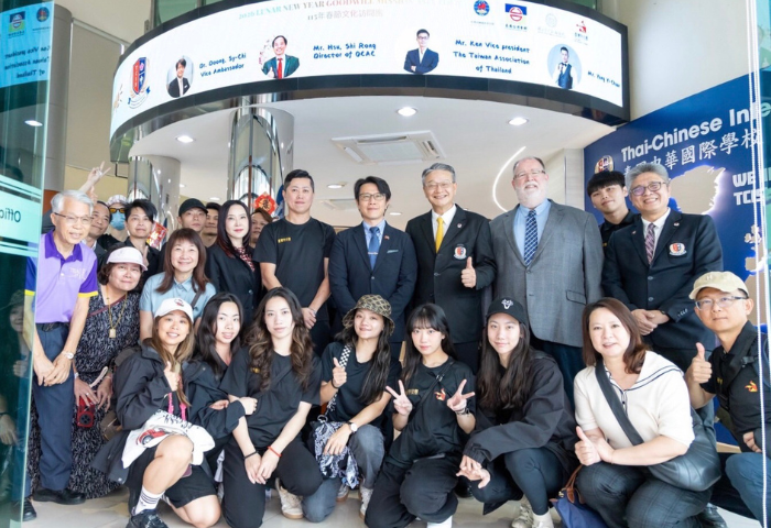 文化訪團走進TCIS   臺灣特技驚豔校園