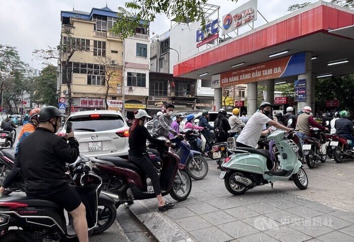 越南油價受中東戰火波及　民眾排隊加油但不至恐慌