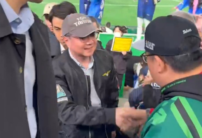 卓榮泰現身東京WBC經典賽現場　看台灣隊大勝捷克