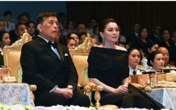 泰王與王后觀賞愛國音樂會　瑪希敦大學演出致敬詩麗吉王太后