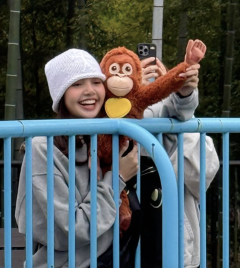 Lisa探訪小猴「Panchi君」　動物園互動畫面引關注