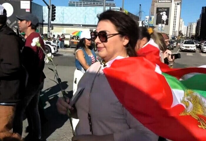 伊朗人民悲歌：父母在孩子墳前跳舞　不向統治者低頭