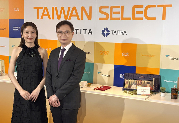 矢田亞希子站台東京食品展台灣館　嚐鳳梨漢堡讚不停