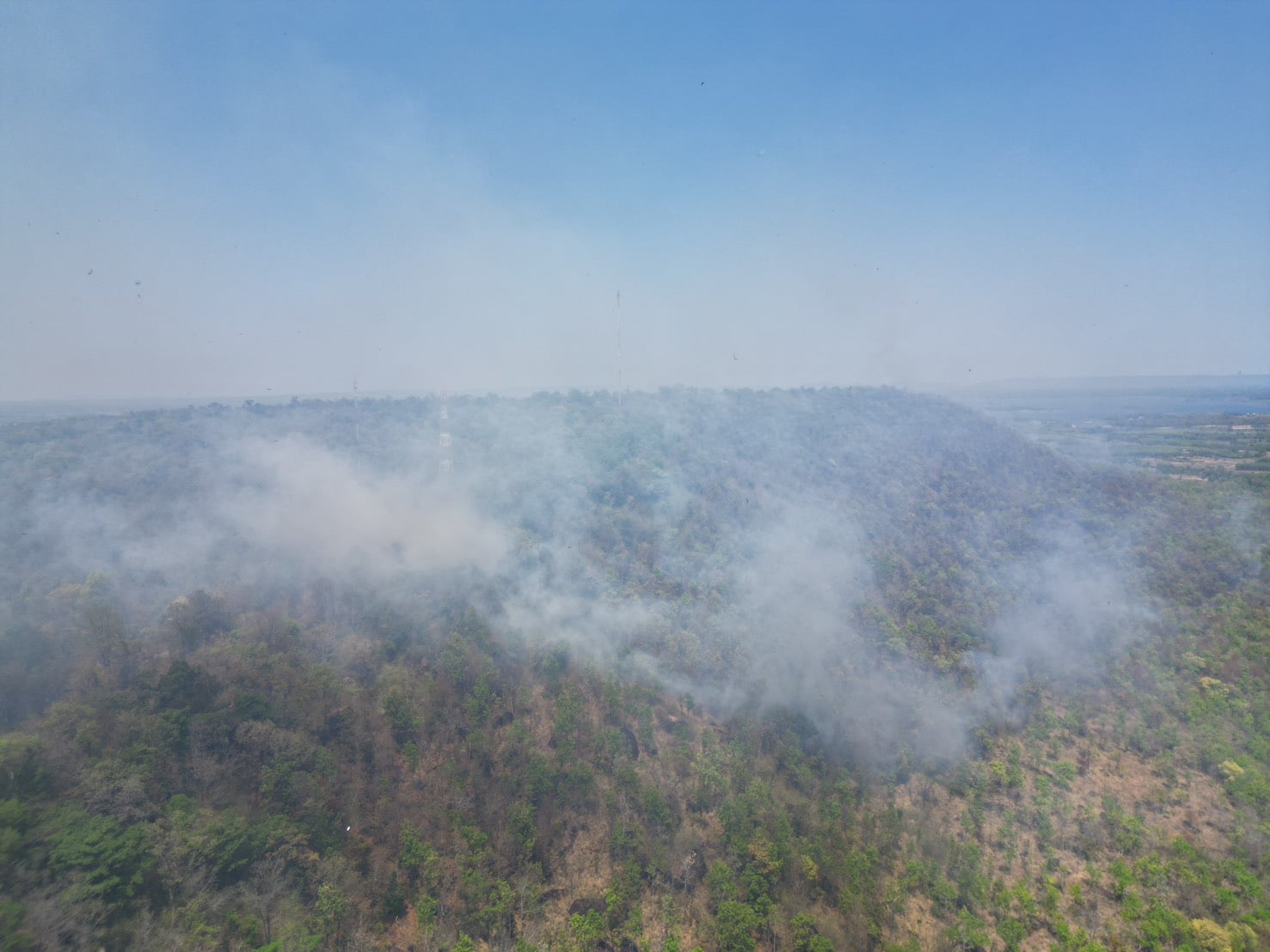 加拉信普辛山火延燒　寺院景點緊急防守