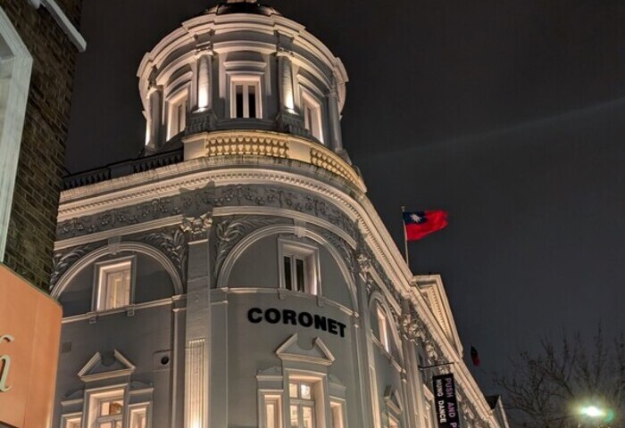 翃舞舞團「推拉」倫敦邀演　王冠劇院外升國旗