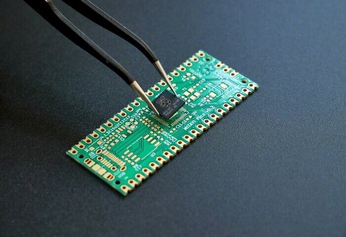 彭博：中東戰爭牽動台灣材料能源進口　全球晶片供應風險升高