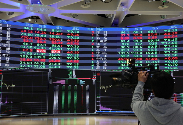 台股下跌658點失守月線　塑化族群逆勢揚