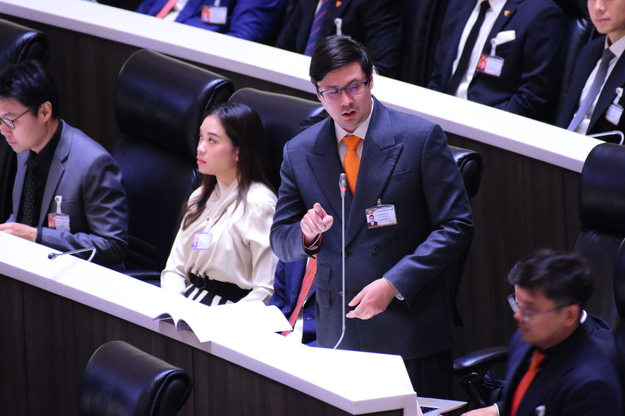 拉辛曼質疑阿努廷誠信　國會辯論爆發攻防