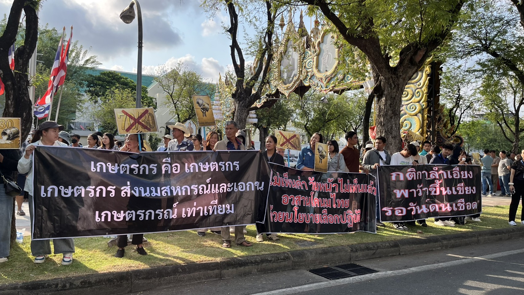 學校牛奶配額調整　酪農抗議不公