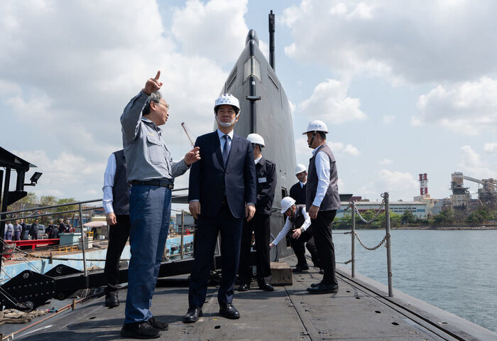 總統登艦視導海鯤號　籲朝野支持國防、盡速通過政院版國防特別條例