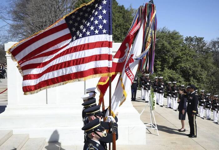 高市早苗訪阿靈頓公墓　川普促日本分擔荷莫茲海峽維安
