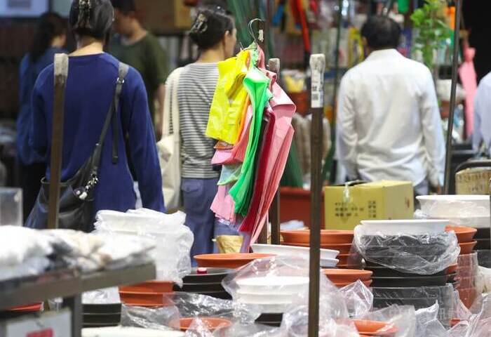 美伊戰爭打亂石化供應鏈　塑膠袋業者首當其衝恐斷料