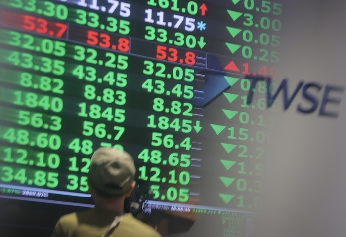 台股跌594點收32518點　塑化造紙逆勢漲