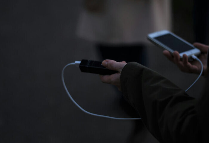 民航局：4/8起搭機限帶2個行動電源　禁機上充電