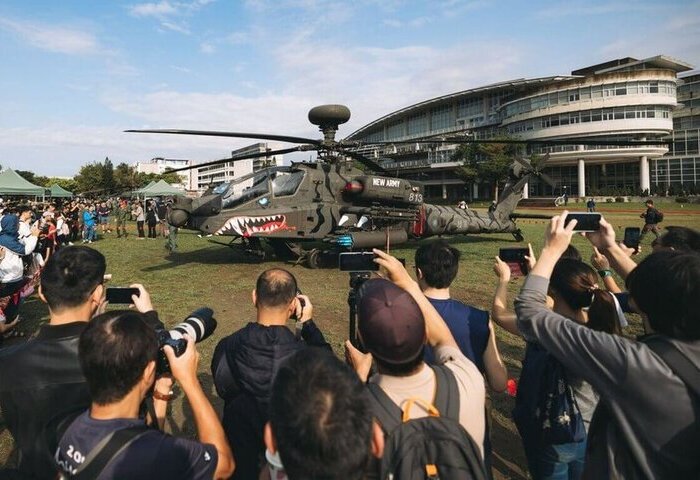 樊成彬率20軍民彩繪阿帕契直升機　展現國防新美學