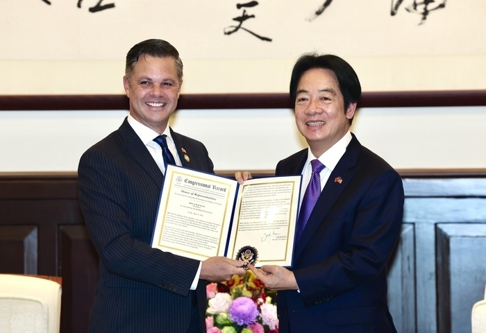 晉見賴總統　美國眾議員能恩呈贈國會表彰紀錄