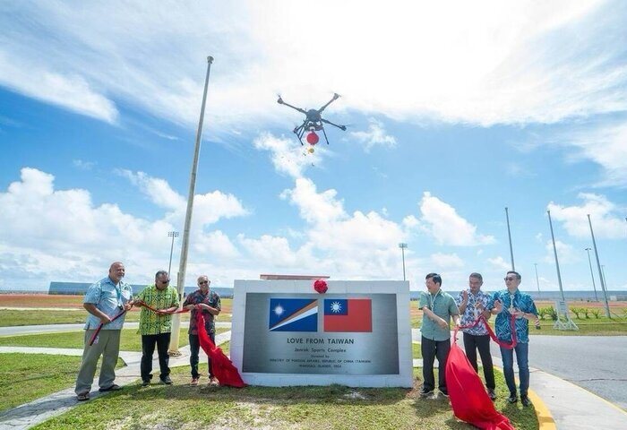 林佳龍揭牌馬紹爾群島田徑場　台製無人機灑彩紙慶祝