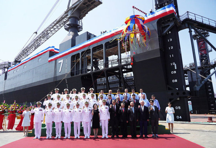 台船承造海軍新建浮塢下水　穩健推動國艦國造