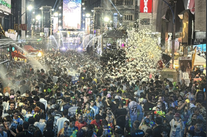 三大舞台帶動氣氛　市區街道全面擁