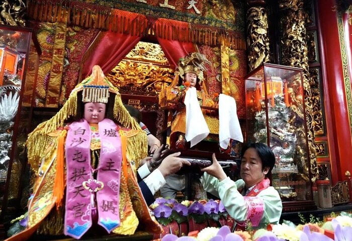 白沙屯媽祖進香深夜起駕　賴總統淨轎恭送為台灣祈福